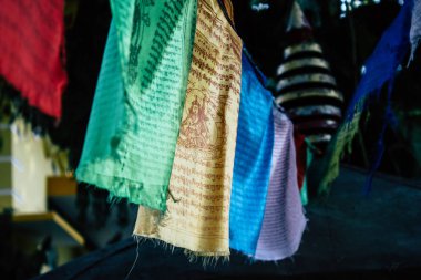 : Lumbini Nepal 2 Kasım 2018 görünümü Tibet bayraklar: Lumbini Kutsal buda Garden öğleden sonra