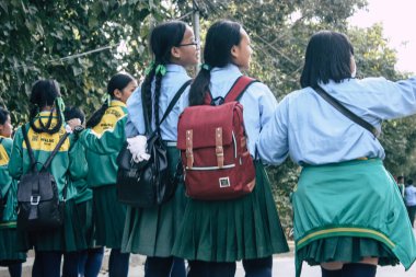 : Lumbini Nepal 2 Kasım 2018 Kutsal buda Bahçe ziyaret bilinmeyenli gençler görüntülemek, yer nereye öğleden sonra Lumbini içinde tarihi Buda