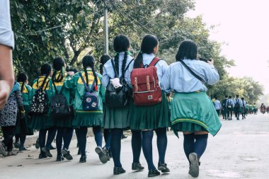 : Lumbini Nepal 2 Kasım 2018 Kutsal buda Bahçe ziyaret bilinmeyenli gençler görüntülemek, yer nereye öğleden sonra Lumbini içinde tarihi Buda