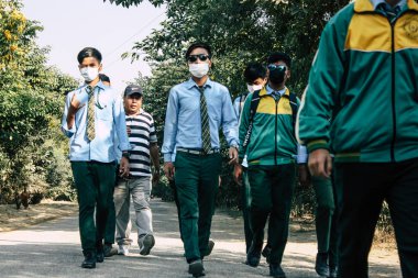 : Lumbini Nepal 2 Kasım 2018 Kutsal buda Bahçe ziyaret bilinmeyenli gençler görüntülemek, yer nereye öğleden sonra Lumbini içinde tarihi Buda