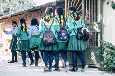 : Lumbini Nepal 2 Kasım 2018 Kutsal buda Bahçe ziyaret bilinmeyenli gençler görüntülemek, yer nereye öğleden sonra Lumbini içinde tarihi Buda