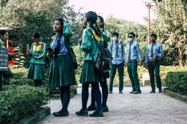 : Lumbini Nepal 2 Kasım 2018 Kutsal buda Bahçe ziyaret bilinmeyenli gençler görüntülemek, yer nereye öğleden sonra Lumbini içinde tarihi Buda