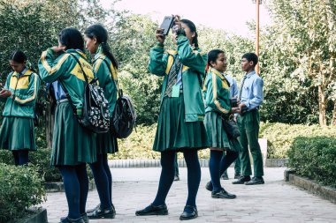: Lumbini Nepal 2 Kasım 2018 Kutsal buda Bahçe ziyaret bilinmeyenli gençler görüntülemek, yer nereye öğleden sonra Lumbini içinde tarihi Buda