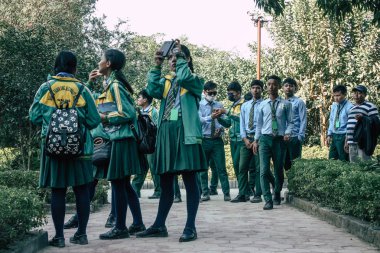 : Lumbini Nepal 2 Kasım 2018 Kutsal buda Bahçe ziyaret bilinmeyenli gençler görüntülemek, yer nereye öğleden sonra Lumbini içinde tarihi Buda