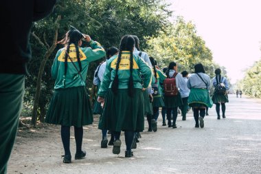 : Lumbini Nepal 2 Kasım 2018 Kutsal buda Bahçe ziyaret bilinmeyenli gençler görüntülemek, yer nereye öğleden sonra Lumbini içinde tarihi Buda