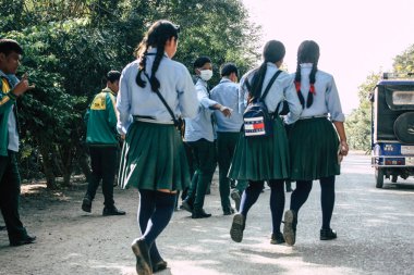 : Lumbini Nepal 2 Kasım 2018 Kutsal buda Bahçe ziyaret bilinmeyenli gençler görüntülemek, yer nereye öğleden sonra Lumbini içinde tarihi Buda
