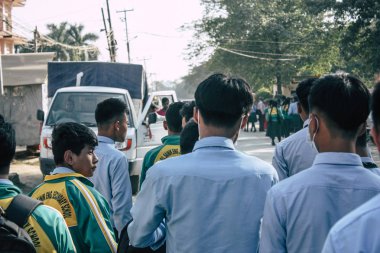 : Lumbini Nepal 2 Kasım 2018 Kutsal buda Bahçe ziyaret bilinmeyenli gençler görüntülemek, yer nereye öğleden sonra Lumbini içinde tarihi Buda