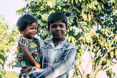 : Lumbini Nepal 2 Kasım 2018 genç portresi bilinmeyen Nepal dilenci çocuk yaşayan Buddha Bahçeleri: Lumbini, öğleden sonra