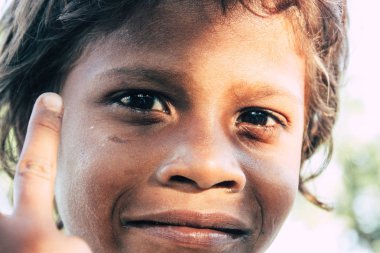 : Lumbini Nepal 2 Kasım 2018 genç portresi bilinmeyen Nepal dilenci çocuk yaşayan Buddha Bahçeleri: Lumbini, öğleden sonra