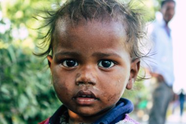 : Lumbini Nepal 2 Kasım 2018 genç portresi bilinmeyen Nepal dilenci çocuk yaşayan Buddha Bahçeleri: Lumbini, öğleden sonra