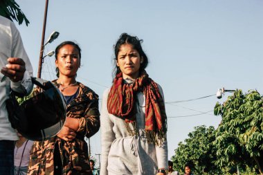 : Lumbini Nepal 2 Kasım 2018: Lumbini Kutsal buda bahçede öğleden sonra ziyaret bilinmeyenli insanların görünümünü