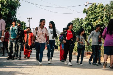 : Lumbini Nepal 2 Kasım 2018: Lumbini Kutsal buda bahçede öğleden sonra ziyaret bilinmeyenli insanların görünümünü