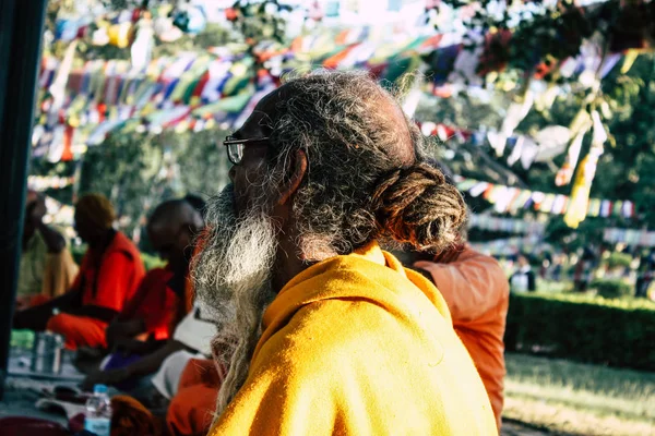 ネパールのルンビニ 2018 Saddhu ビューが午後でルンビニの神聖な仏像の花園で聖なる木の下で祈り — ストック写真