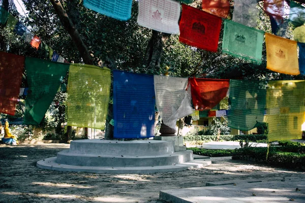 尼泊尔蓝比尼分校2018年11月2日下午在蓝比尼圣佛花园看藏旗 — 图库照片