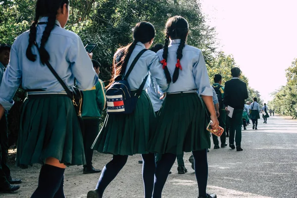 Lumbini Nepal Kasım 2018 Kutsal Buda Bahçe Ziyaret Bilinmeyenli Gençler — Stok fotoğraf