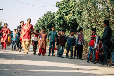 : Lumbini Nepal 2 Kasım 2018: Lumbini Kutsal buda bahçede öğleden sonra ziyaret bilinmeyenli insanların görünümünü
