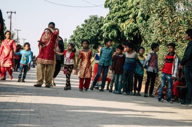 : Lumbini Nepal 2 Kasım 2018: Lumbini Kutsal buda bahçede öğleden sonra ziyaret bilinmeyenli insanların görünümünü