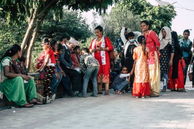 : Lumbini Nepal 2 Kasım 2018: Lumbini Kutsal buda bahçede öğleden sonra ziyaret bilinmeyenli insanların görünümünü