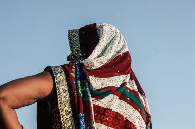 : Lumbini Nepal 2 Kasım 2018: Lumbini Kutsal buda bahçede öğleden sonra ziyaret bilinmeyenli insanların görünümünü