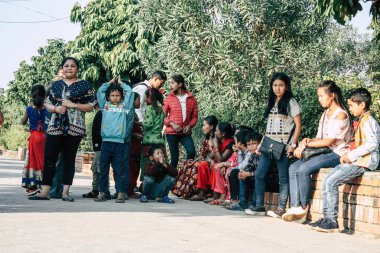 : Lumbini Nepal 2 Kasım 2018: Lumbini Kutsal buda bahçede öğleden sonra ziyaret bilinmeyenli insanların görünümünü