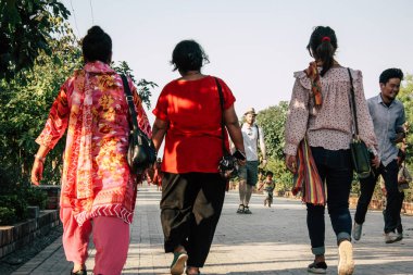 : Lumbini Nepal 2 Kasım 2018: Lumbini Kutsal buda bahçede öğleden sonra ziyaret bilinmeyenli insanların görünümünü