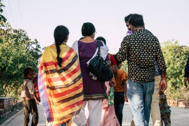 : Lumbini Nepal 2 Kasım 2018: Lumbini Kutsal buda bahçede öğleden sonra ziyaret bilinmeyenli insanların görünümünü