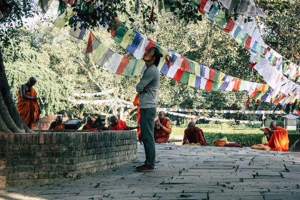 ネパールのルンビニ 2018 日午後にルンビニで神聖な仏の庭を訪れる未知の人々 のビュー — ストック写真