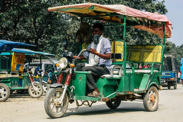 Lumbini Nepal Noviembre 2018 Vista Rickshaw Llevando Peregrinos Desconocidos Buddha — Foto de Stock