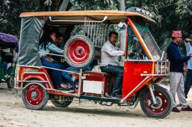 : Lumbini Nepal 3 Kasım 2018: Lumbini Buda Garden bilinmeyenli hacılar öğleden sonra taşıyan bir çekçek görünümünü