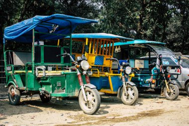 : Lumbini Nepal 3 Kasım 2018 bir çekçek görünümünü öğleden sonra: Lumbini Buda bahçede giriş yakınındaki Park