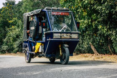 : Lumbini Nepal 3 Kasım 2018: Lumbini Buda Garden bilinmeyenli hacılar öğleden sonra taşıyan bir çekçek görünümünü