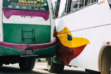 : Lumbini Nepal 3 Kasım 2018: Lumbini sokaklarında öğleden sonra geleneksel Nepal yerel otobüs görünümünü