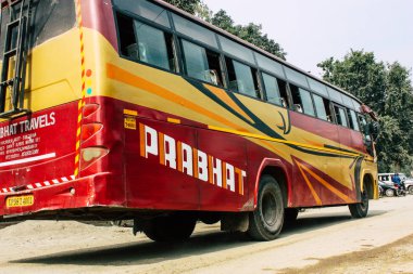 : Lumbini Nepal 3 Kasım 2018: Lumbini sokaklarında öğleden sonra geleneksel Nepal yerel otobüs görünümünü