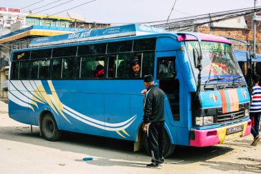 : Lumbini Nepal 3 Kasım 2018: Lumbini sokaklarında öğleden sonra geleneksel Nepal yerel otobüs görünümünü