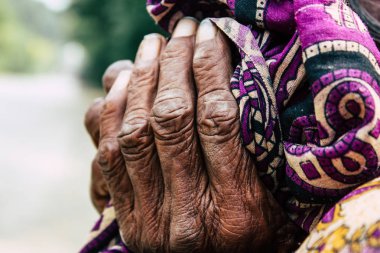 : Lumbini Nepal 3 Kasım 2018: Lumbini Kutsal buda bahçede girişte öğleden sonra oturan bilinmeyen Nepal yaşlı kadın görünümünü