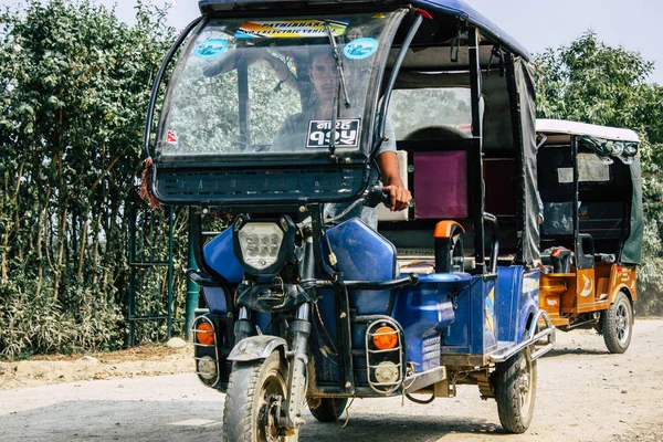 Lumbini Nepal November 2018 View Rickshaw Carrying Unknown Pilgrims Buddha — стоковое фото