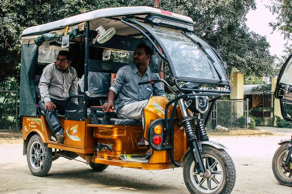 Lumbini Nepal Noviembre 2018 Vista Rickshaw Llevando Peregrinos Desconocidos Buddha —  Fotos de Stock