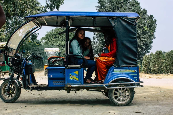 Lumbini Nepal Novembro 2018 Vista Riquixá Carregando Peregrinos Desconhecidos Jardim — Fotografia de Stock