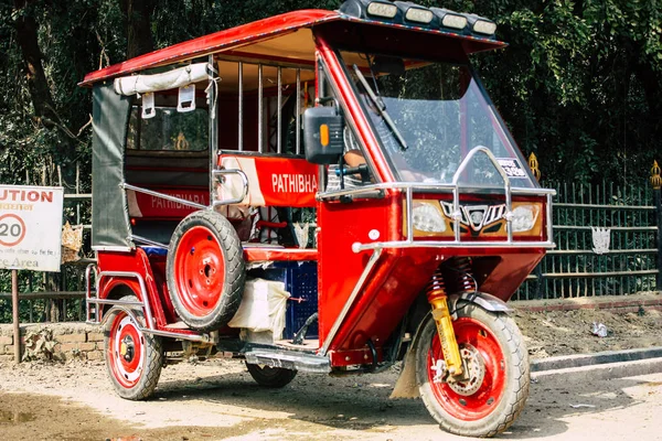 Lumbini Nepal November 2018 Rickshaw Parkerad Nära Tillträdeet Buddha Trädgården — Stockfoto