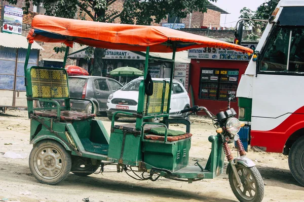 Nepal Lumbini Listopada 2018 Widok Rikszy Zaparkowane Pobliżu Wejścia Ogród — Zdjęcie stockowe