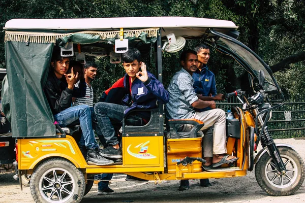 Lumbini Nepal Noviembre 2018 Vista Rickshaw Llevando Peregrinos Desconocidos Buddha —  Fotos de Stock