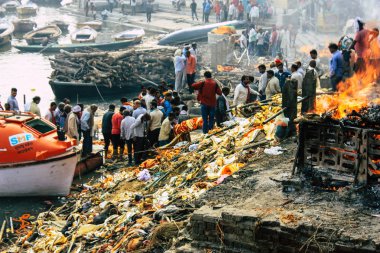 Varanasi Hindistan 10 Kasım 2018 görüntülemek Manikarnika Ghat önünde bilinmeyen bir Hindu kişinin ölü yakma töreni Ganj Nehri Varanasi