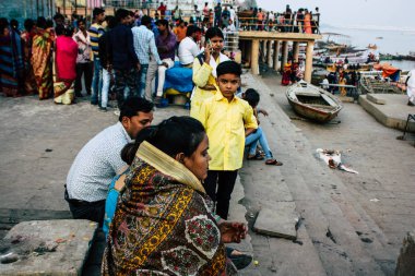 Varanasi Hindistan 8 Kasım 2018 görüntülemek bilinmeyenli Hint insanlar Varanasi açık ghats ziyaret Ganga nehir öğleden sonra
