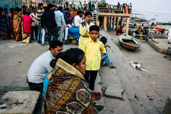 Varanasi Hindistan 8 Kasım 2018 görüntülemek bilinmeyenli Hint insanlar Varanasi açık ghats ziyaret Ganga nehir öğleden sonra