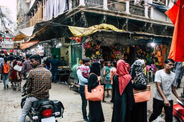 Varanasi Hindistan 10 Kasım 2018 Varanasi eski şehir Arap bölgede pazarda öğleden sonra bilinmeyen insanlar görünümünü