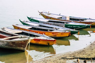 Varanasi Hindistan 8 Kasım 2018 tekne Park Varanasi, Ganj Nehri, öğleden sonra Hint görünümü