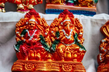 Varanasi Hindistan 7 Kasım 2018 geleneksel dekoratif objeler görünümünü gece Varanasi Diwali festivali için sokakta satılan