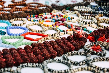 Varanasi Hindistan 10 Kasım 2018 geleneksel takı, bileklik ve kolye görünümünü satılan Varanasi sokaklarında öğleden sonra