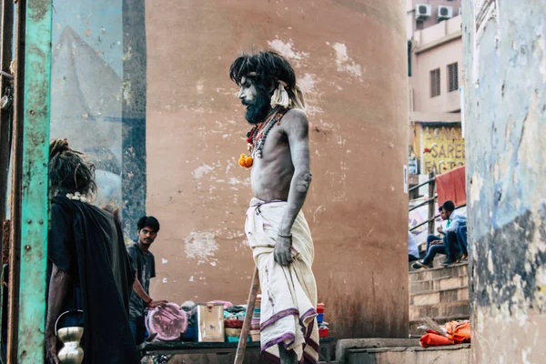 バラナシ インド 2018 日表示不明な聖なるサードゥ座ってと喫煙 Shillum フロントのガンジス川午後 — ストック写真
