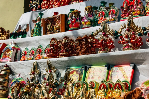 Varanasi Hindistan 7 Kasım 2018 geleneksel dekoratif objeler görünümünü gece Varanasi Diwali festivali için sokakta satılan